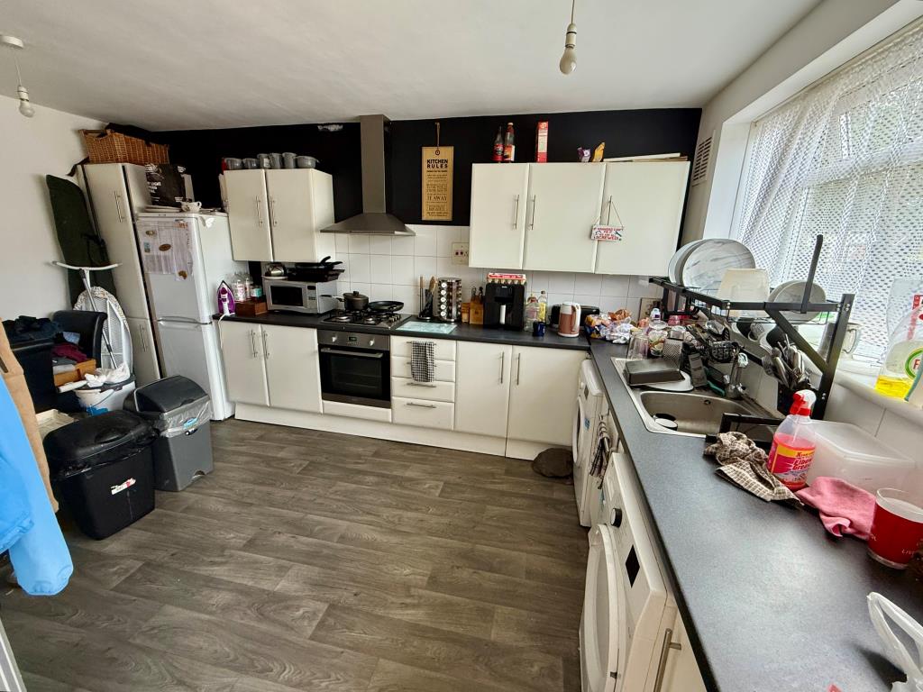 Lot: 36 - FREEHOLD MIXED USE BLOCK FOR INVESTMENT WITH DEVELOPMENT POTENTIAL - 74 Holland Road kitchen